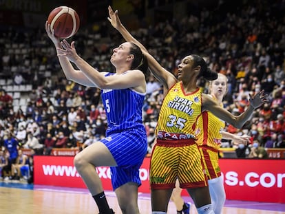 Maite Cazorla intenta el lanzamiento ante Rebekah Gardner. fiba