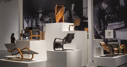 Algunes de les cadires i butaques d'Aalto que es poden veure a l'exposició de Barcelona.