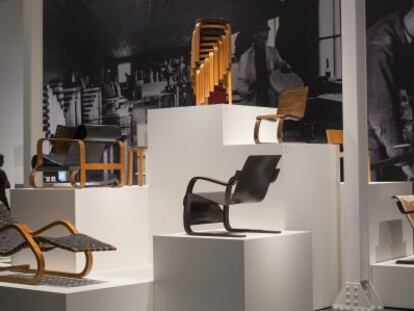 Algunas de las sillas y sillones de Aalto que se pueden ver en la exposici&oacute;n de Barcelona.