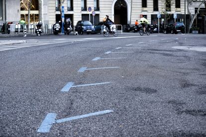 La delegada de Medio Ambiente y Movilidad, Inés Sabanés, firmó el Decreto que permite poner en marcha las medidas de restricciones de aparcamiento y circulación en la almendra central. En la foto, zona SER en la plaza de la Lealtad.