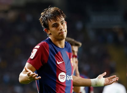 João Félix celebra su primer gol en el Barcelona.