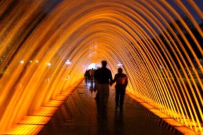 Una de las 13 fuentes iluminadas del parque de la Reserva, en Lima.