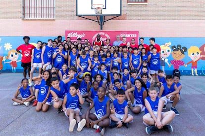 Garuba, al fondo, con los niños del Campus Social Basketball de Kelllogg's en el CEIP Eduardo Rojo, este viernes. Imagen ofrecida por Kellogg's.