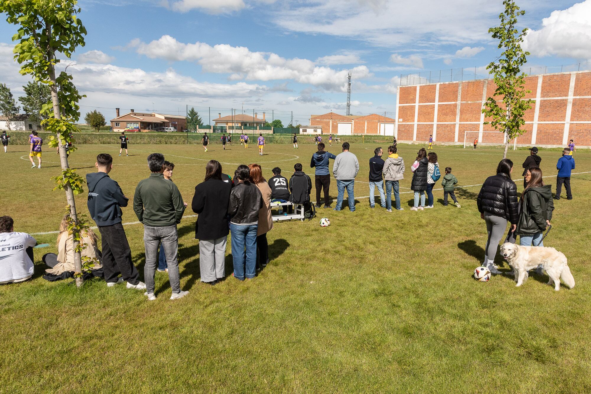 Aficionados se acercan a ver el partido entre el Cardeñosa y el Mazuecos de Valdeginate.