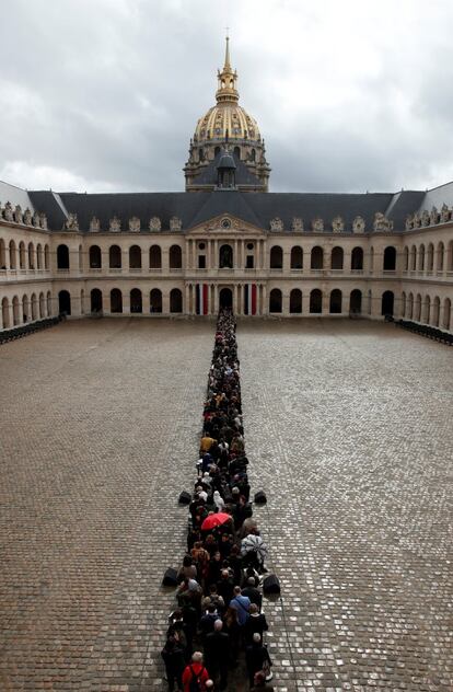 Cola para rendir homenaje al fallecido expresidente francés Jacques Chirac en el 'Hotel des Invalides' en París (Francia).