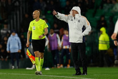 Carlo Ancelotti da instrucciones en la banda del Benito Villamarn bajo la lluvia. 