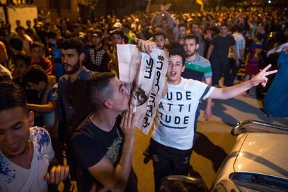 Un manifestante besa una imagen de Nasser Zafzafi, líder del movimiento en la región del Rif. 