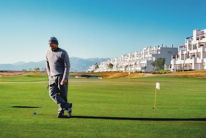 Philippe Tabone, 50 años, vive seis meses al año en una urbanización vacía en Alhama (Murcia). "Tengo un campo 
de golf para mí solo. He hecho el mejor negocio del mundo. Ahora todo esto pertenece a los bancos".