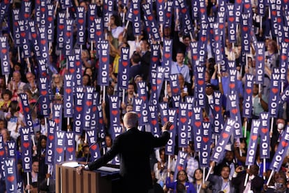 Asistentes portan carteles con el lema "Queremos a Joe" durante la intervención del presidente de los Estados Unidos.