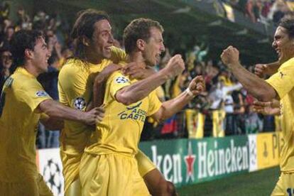 Arruabarrena (centro) recibe la felicitación de sus compañeros tras marcar el gol que clasificó al Villarreal.