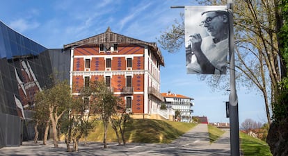 El Museo Cristóbal Balenciaga, en Getaria (Gipuzkoa), adosado al histórico palacio Aldamar.