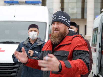 Kadírov habla durante la presentación de nuevas ambulancias en Grozni, el 9 de mayo.