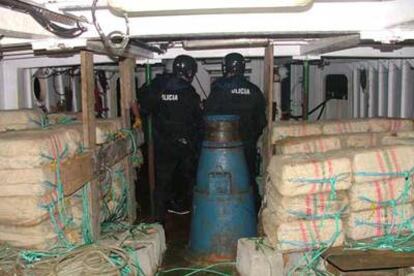 Agentes de los GEO, en la bodega repleta de cocaína del <i>Atlantic Warner,</i> abordado en junio de 2005.