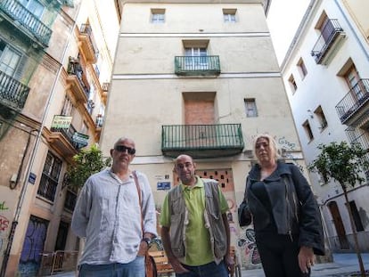 Hijos de los inquilinos desahuciados en 2010 ante el edificio declarado en ruina legal.