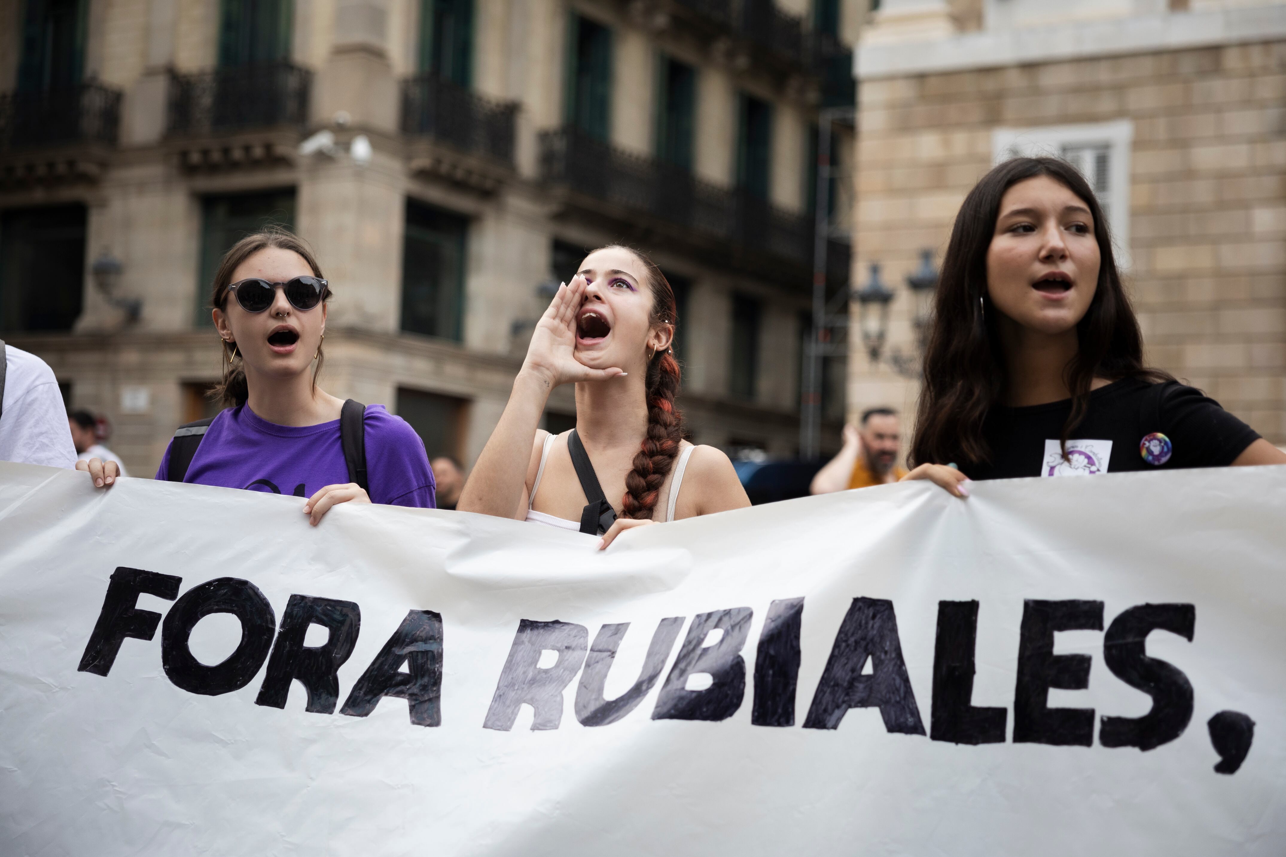 Participantes en la manifestación contra Luis Rubiales en la Plaza Sant Jaume de Barcelona. 