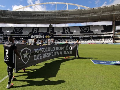 Jogadores do Botafogo protestam contra a volta do futebol no Rio de Janeiro.