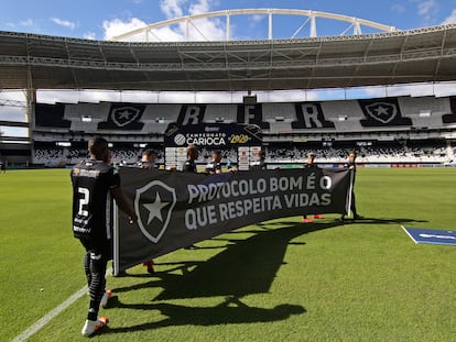 Los jugadores del Botafogo protestan contra la vuelta del fútbol en Río de Janeiro.