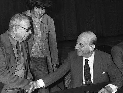 Sartre saluda al sociólogo Raymond Aron (derecha) en presencia del filósofo André Glucksman en 1979.
