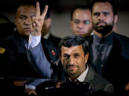 El presidente de Ir&aacute;n, Mahmud Ahmadineyad (c), saluda a su llegada hoy, domingo 8 de enero de 2012, al aeropuerto de Maiquet&iacute;a, que sirve a la capital venezolana, donde fue recibido por el vicepresidente de Venezuela, Elias Jagua.