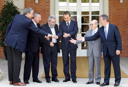 El presidente del Gobierno posa el 13 de julio de 2006, con los líderes sociales tras la firma del acuerdo sobre la reforma de la Seguridad Social, alcanzado en la primera legislatura.