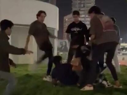 Captura de pantalla del video difundudo en redes sociales de la golpiza a un joven en la zona de la Estrella de Puebla.