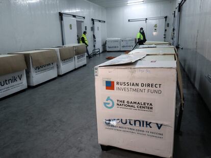 Cajas con la vacuna rusa Sputnik V en un almacén de Trípoli, la capital de Libia, el 4 de abril.
