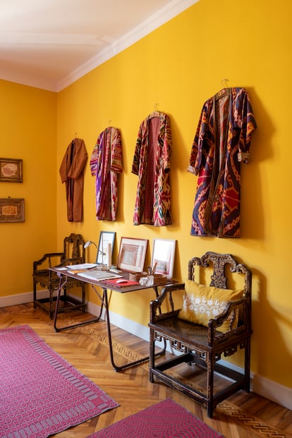 En una sala pintada en amarillo de la India, la empresaria expone los antiguos caftanes uzbekos que heredó de su madre.