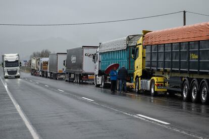 Camiones retenidos en la localidad cántabra de Arenas de Iguña por el temporal, al tener prohibida la circulación por la A-67, este lunes. 