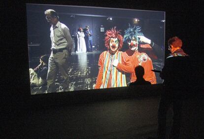 Una imagen del filme Bilbao Song, en el momento en el que aparecen en escena Julen Madariaga y los payasos Pirritx eta Porrotx, dentro de la exposición de Peter Friedl en la Sala Rekalde.