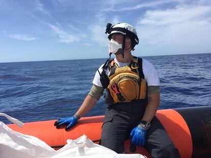 El danés Thomas Olufsen, miembro del equipo de rescate de Médicos Sin Fronteras, durante una práctica de salvamento.