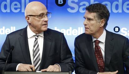 Josep Oliu, presidente de Banco Sabadell y Jaime Guardiola, consejero delegado