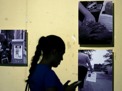 Familiares de desaparecidos en la  exposición "Renacer ante el dolor", en el Museo Metropolitano de la ciudad de Monterrey.