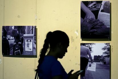Familiares de desaparecidos en la exposición "Renacer ante el dolor", en el Museo Metropolitano de la ciudad de Monterrey.