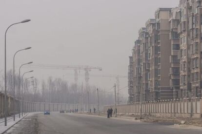 Un suburbio de Pek&iacute;n (China), envuelto en una nube de contaminaci&oacute;n.