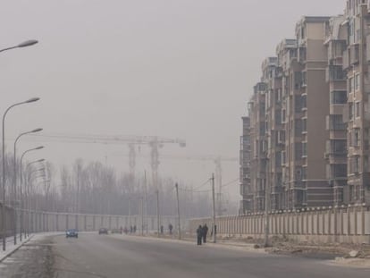 Un suburbio de Pek&iacute;n (China), envuelto en una nube de contaminaci&oacute;n.