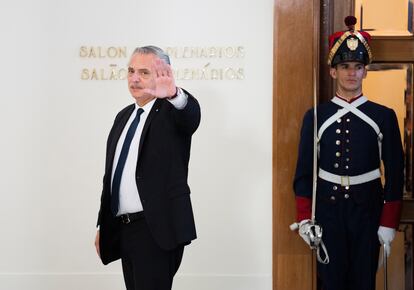 Alberto Fernández saluda a la prensa tras la reunión de Mercosur en Montevideo