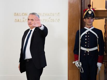 Alberto Fernández saluda a la prensa tras la reunión de Mercosur en Montevideo