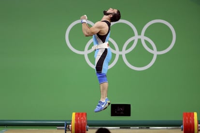 Nijat Rahimov de Kzajistán celebra su medalla de oro en halterofilia en categoria de menos de 77 kilos.