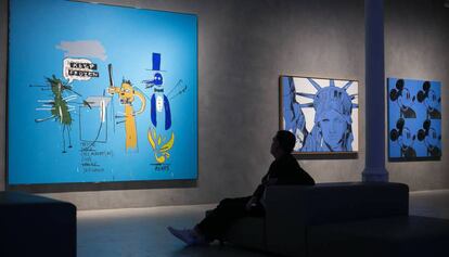 Una obra de Basquiat, a l'esquerra, i dues de Warhol, en una exposició de la Blueproject celebrada el 2018.