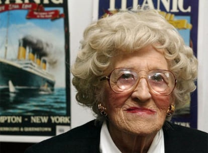 Millvina Dean, ante carteles del <i>Titanic,</i> en abril de 2002.