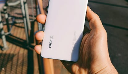 Trasera de un teléfono de POCO fabricado por Xiaomi