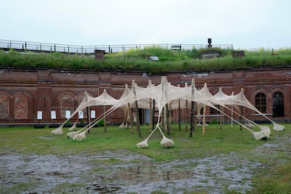 'SaariBird', obra del artista Ernesto Neto que rinde tributo a las aves de la isla de Vallisaari, donde está expuesta, en la antigua batería de Alejandro.