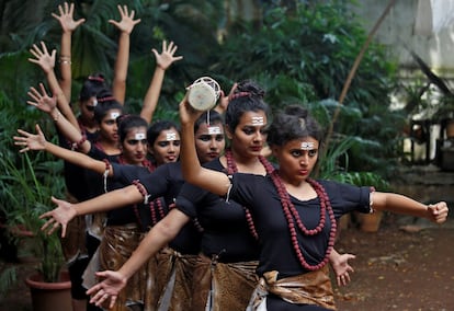 Estudiantes disfrazadas de la diosa hindú Shiva durante un evento religioso en Bombai, India.