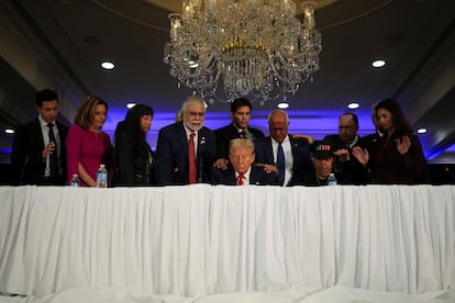 Líderes de la comunidad latina en Florida rezan junto a Donald Trump.