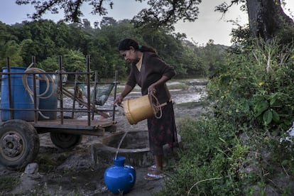 El Salvador es el país con más escasez de agua potable de Centroamérica. En 1999, Industrias la Constancia, una embotelladora de Coca-Cola, se instaló en el municipio de Nejapa, sobreexplotando uno de los acuíferos más importantes del país.  
En 2012, Coca-Cola se propuso ampliar su planta a pesar de que el estudio de impacto ambiental revelaba que, si se continuaba con ese ritmo de extracción, el agua se agotaría en 25 años y dejaría sin este recurso a las 30.000 personas del municipio. 
Las mujeres de Nejapa lideraron la lucha en defensa del consumo humano frente al industrial. 