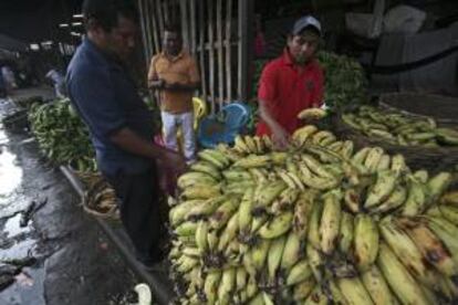 Dos hombres realizan una transacción en un mercado de Managua (Nicaragua). Un grupo de países europeos, entre ellos España, condonó deuda a Nicaragua en el primer semestre de este año por un total de 7,4 millones de dólares, indicó un informe del Banco Central de Nicaragua (BCN).