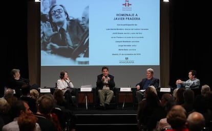 Desde la izquierda, Joaquín Estefanía, Marta Sanz, Luis García Montero, Jorge Herralde y Jordi Gracia, en la presentación del libro sobre Javier Pradera.