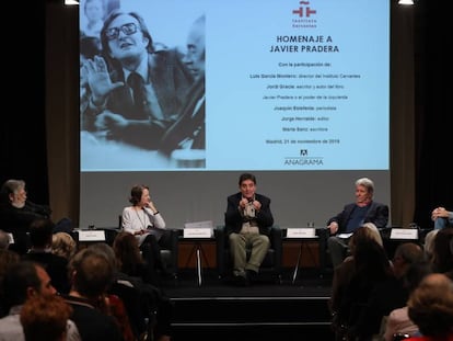 Desde la izquierda, Joaquín Estefanía, Marta Sanz, Luis García Montero, Jorge Herralde y Jordi Gracia, en la presentación del libro sobre Javier Pradera.