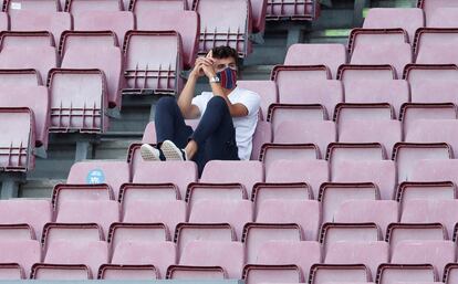 Riqui Puig, en la grada el sábado en el Trofeo Gamper, que jugaron el Barça y el Elche en el Camp Nou.