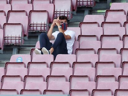 Riqui Puig, en la grada el sábado en el Trofeo Gamper, que jugaron el Barça y el Elche en el Camp Nou.